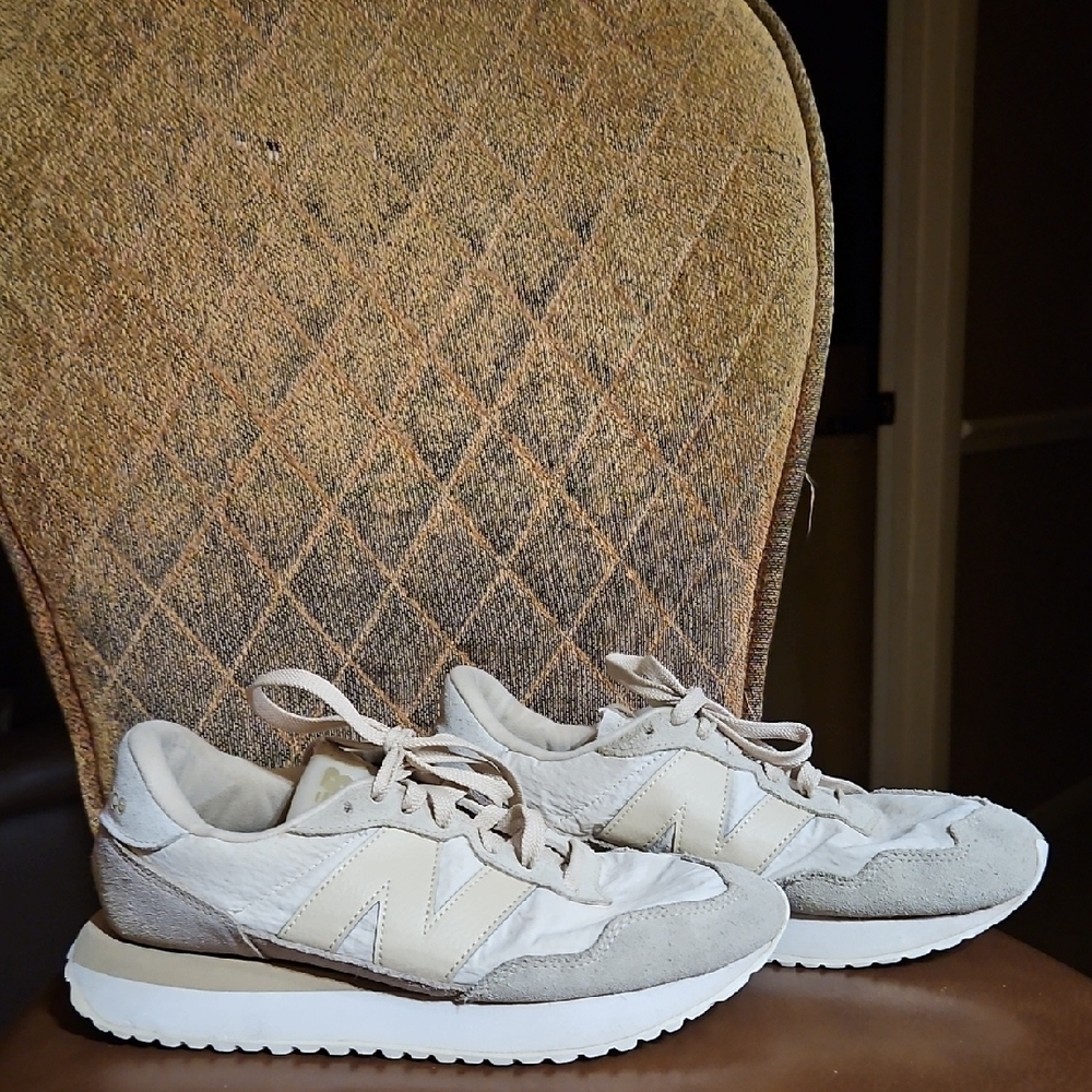 New Balance Women's Sneakers in Cream and Light Gray